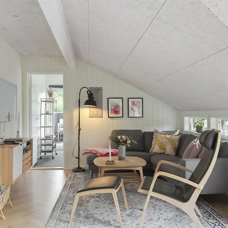 Ellenora - 1km From The Sea By Interhome